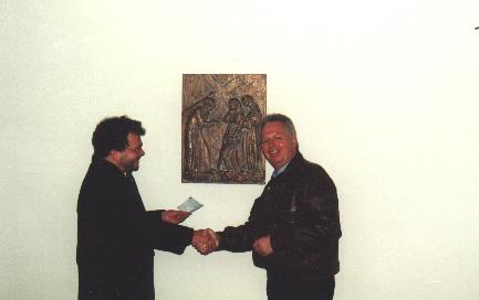 1999_Kreuzweg-Spende 1.jpg - Die Gilde stiftete 1999 eine Kreuzwegstation für die Marienkirche: Pfarrer Weishaupt (l.) und Vorsitzender Ewald Koller.